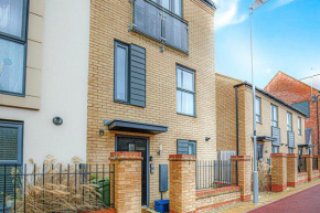 Alpha Properties 1 - Luxury One Bedroom within a Shared Four Bedroom House with Free Parking, Fast Wifi, SmartTV with Netflix